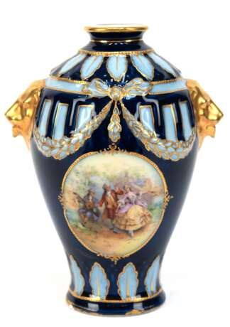 Vase im Empirestil, blau und hellblau mit golddekoriertem Feston- und Blattrelief, seitlich Löwenköpfe, Medaillon mit höfischer Tanzszene, H. 19 cm - Foto 1