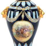 Vase im Empirestil, blau und hellblau mit golddekoriertem Feston- und Blattrelief, seitlich Löwenköpfe, Medaillon mit höfischer Tanzszene, H. 19 cm - Foto 1