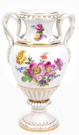 Meissen-Schlangenhenkelvase, beidseitig Buntes Blumenbukett, mit Goldstaffage, Fuß am Korpusansatz repariert (wohl ergänzt, da ohne Schwertermarke), H. 31 cm - Foto 1