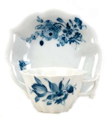 Meissen-Tasse mit UT, vierpassförmig, Pfeifferzeit (1924-34), Blaue-Blume mit Insekten, 1. Wahl - Foto 1