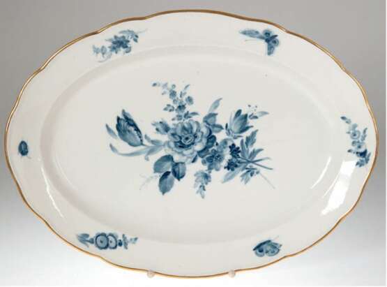 Große Meissen-Platte, um 1880, Blaue Blume 4 mit Schmetterlingen, Goldrand, Neuer Ausschnitt, 1. Wahl, 5,5x47,5x34,5 cm - Foto 1