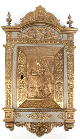 Historismus-Schlüsselkasten, Metall mit reich verzierten Messing-Appliken, verschließbare Tür mit figürlichem Relief, Schlüssel vorhanden, innen 11 Schlüsselhaken, 44x24x6 cm - photo 1