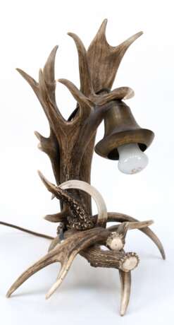 Tischlampe aus diversen Geweihen und Stoßzahn, 1-flammig, H. 40 cm - photo 1