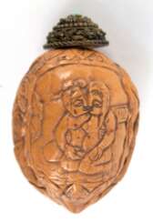 Snuff-Bottle, Asien, in Form einer Walnuß mit erotischen Darstellungen, mit Riß und repariert, verzierter Metallstopfen mit Löffelchen, L. 6 cm