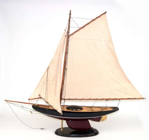 Modell-Segelschiff, 1-Master, auf ovaler Holzplinthe, ges. 83x97x17 cm - Foto 1