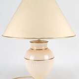 Tischlampe, 1-flammig, balusterförmiger Porzellanfuß, elfenbeinfarben mit Goldrändern, beiger Stoffschirm, Ges.-H. 60 cm - Foto 1