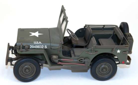 Fahrzeugmodell "Jeep 941 Willys MB", Maßstab 1:18, Metall/Kunststoff, L. 18 cm, im Originalkarton - фото 1