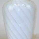 Vase, farbloses Glas mit weißem, geschweift gestreiftem Innenfang, um 1970, gebaucht, H. 34 cm - фото 1