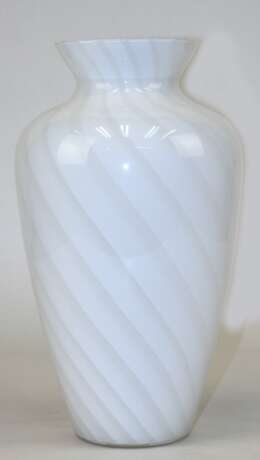 Vase, farbloses Glas mit weißem, geschweift gestreiftem Innenfang, um 1970, gebaucht, H. 34 cm - Foto 1