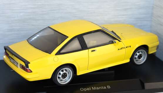 Fahrzeugmodell "Opel Manta B Berlinetta", Maßstab 1:18, Metall/Kunststoff, L. 24 cm, im Originalkarton - Foto 1