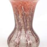 Art-Deco-Vase, WMF Ikora, farbloses Glas mit rot/braunen Pulvereinschmelzungen, gebauchter Korpus und ausgestellter Rand, H. 17,5 cm - photo 1