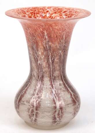 Art-Deco-Vase, WMF Ikora, farbloses Glas mit rot/braunen Pulvereinschmelzungen, gebauchter Korpus und ausgestellter Rand, H. 17,5 cm - photo 1