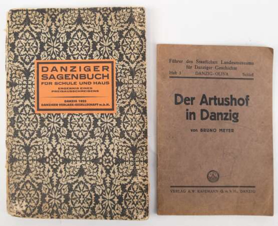 2 Danziger Bücher, dabei Heft "Der Artushof in Danzig" von Bruno Meer und "Danziger Sagenbuch für Schule und Haus", Danziger Verlags-Gesellschaft, 1923, Gebrauchspuren - Foto 1