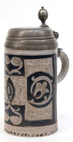 Birnkrug mit Zinndeckel, Muskau um 1800, braune Salzglasur mit senkrechtem Rillendekor und dunkelbraunem Blütenrelief, aufgewölbter Scharnierdeckel mit Daumendrücker, unterer Rand best., H. 25,5 cm - Foto 1