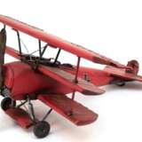 Modell-Flugzeug "Roter Baron", Metall, farbig gefasst, Gebrauchspuren, L. 30 cm, B. 37,5 cm - photo 1