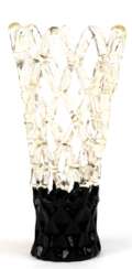 Vasenförmiges Glasobjekt, schwarzer reliefierter unterer Bereich, gitterartig durchbrochene farblose Wandung, H. 33 cm