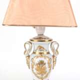 Tischlampe mit Porzellanfuß in Form einer Schwanenhenkelvase mit reichem Golddekor, 1-flammig, lachsfarbener Schirm, H. 45 cm - photo 1