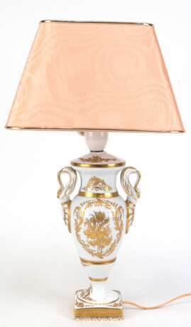 Tischlampe mit Porzellanfuß in Form einer Schwanenhenkelvase mit reichem Golddekor, 1-flammig, lachsfarbener Schirm, H. 45 cm - photo 1