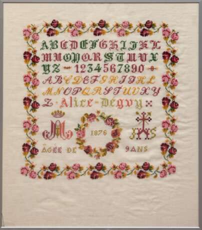 Stickmustertuch von Alice Deguy, dat. 1876, ABC und florale Motive im Kreuzstich, ca. 42x39 cm, hinter Glas im Rahmen - photo 1