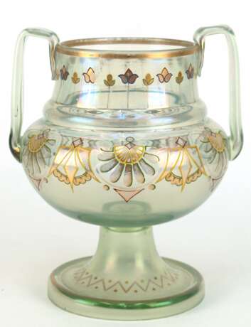 Jugendstil-Henkelgefäß, hellgrünes irisierendes Glas mit ornamentaler Email- und Goldmalerei (etwas berieben), H. 24 cm - photo 1