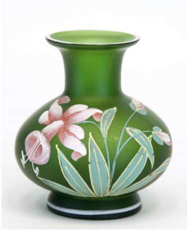 Jugendstil-Vase, Poschinger, Böhmen, grünes Glas mit floraler Emailmalerei, Balusterform, H. 10 cm - Foto 1