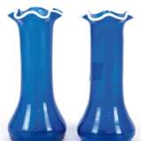 2 Vasen, blaues Glas mit weißem gewellten Rand, H. 20,5 cm - Foto 1