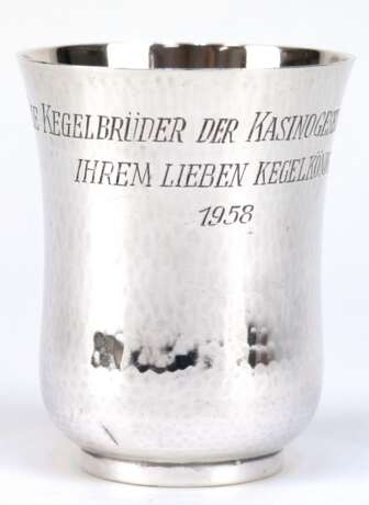 Trinkbecher, 925er Sterlingsilber, 110,9 g, Hammerschlagdekor, mit Gravur "Die Kegelbrüder der Kasinogesellschaft ihrem lieben Kegelkönig 1958", kleine Delle im unterem Bereich, H. 9 cm - Foto 1