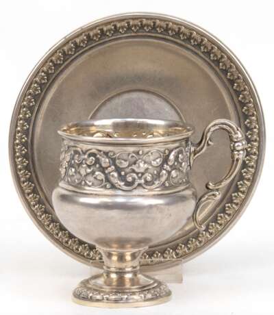 Tasse mit UT, 900er Silber, reliefierte Ränder, Ohrenhenkel, ges. 112 g, Tassen-H. 7,5 cm - photo 1