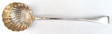 Suppenkelle, 925er Sterling-Silber, Anfang 19. Jh., muschelförmig gerippte Laffe, 168 g, L. 34 cm - Auction archive