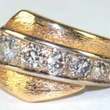 Ring, 585er GG, 8,4 g, 5 Brillanten im Verlauf, zus. ca. 1,2 ct., Innendurchmesser 17,8 mm, RG 56 - photo 1