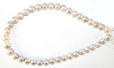 Südseeperlen-Strang, weiß-silbergrau mit natürlichen Wachstumsmerkmalen, Durchmesser der Perlen von ca. 12,5 -10,0 mm, Länge ungeknotet ca. 42 cm