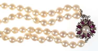 Perlen-Kette, 2-reihig, mit prächtiger Rubinen besetzter 585er WG-Schließe, 585er WG, Zuchtperlen-Dm. 8 mm, L. 58 cm