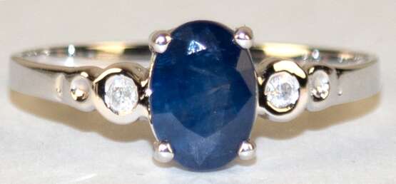 Ring, 14 k WG, ovaler, blauer Saphir ca. 7x5 mm, flankiert von 2 kleinen Brillanten, RG 52, Innendurchmesser 16,5 mm - фото 1