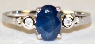 Ring, 14 k WG, ovaler, blauer Saphir ca. 7x5 mm, flankiert von 2 kleinen Brillanten, RG 52, Innendurchmesser 16,5 mm
