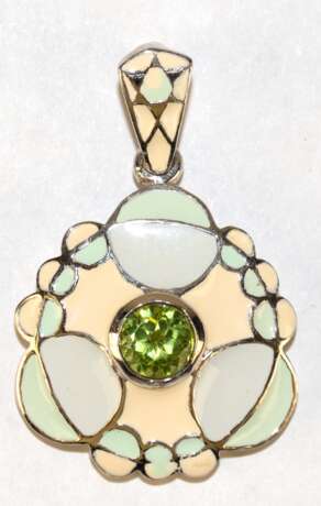 Anhänger, 925er Silber, pastellfarben emailliert in geometrischen Formen, mit Peridot besetzt, Dm. ca. 2,8 cm, ca. 11,8 g (aus dem Nachlaß eines Silberschmiedes) - Foto 1