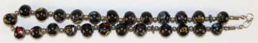 Kette, wohl Gablonzer Glas, mit farbigen, aufgeschmolzenen Motiven, Länge ca. 54,5 cm, Dm. der Perlen ca. 14-15 mm, mit silberfarbenen Zwischenteilen