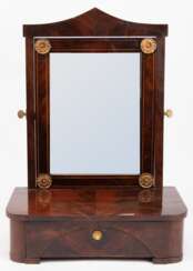 Biedermeier-Psyche, um 1830, Mahagoni furniert, mit Messing-Appliken, schwenkbarer Spiegel geschliffen, im Sockel 1 Schublade, 52x38x22 cm