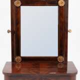 Biedermeier-Psyche, um 1830, Mahagoni furniert, mit Messing-Appliken, schwenkbarer Spiegel geschliffen, im Sockel 1 Schublade, 52x38x22 cm - Foto 1