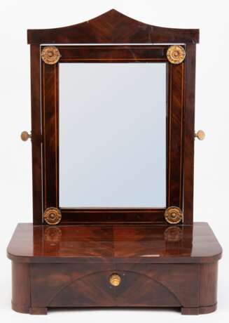 Biedermeier-Psyche, um 1830, Mahagoni furniert, mit Messing-Appliken, schwenkbarer Spiegel geschliffen, im Sockel 1 Schublade, 52x38x22 cm - Foto 1