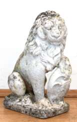 Gartenfigur &quot;Löwe mit Wappenschild&quot;, Steinguß, Verwitterungsspuren, 53x21x31 cm