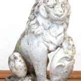 Gartenfigur "Löwe mit Wappenschild", Steinguß, Verwitterungsspuren, 53x21x31 cm - photo 1