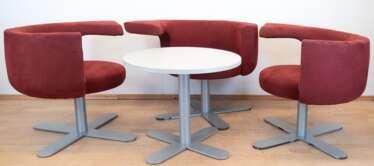 Designer-Sitzgruppe, bestehend aus 3 Sessel und Tisch, von Otto Zape für Drabert, 1980er Jahre, Metall-Füße, Sessel asymmetrisch, mit rotem Stoffbezug, H. 68 cm, Dm. ca. 98 cm, runder Tisch mit grau beschichteter Platte,…