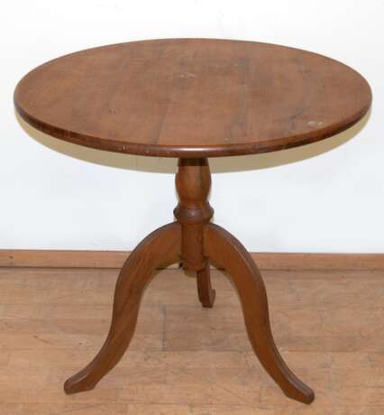Tisch, Eiche, rund, Mittelsäule mit geschwungenen Füßen, Gebrauchspuren, Dm. 66 cm - Foto 1