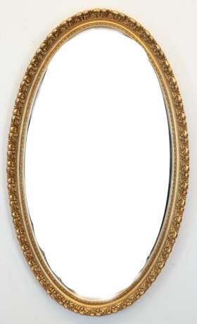 Spiegel, oval, 20. Jh., mit floral reliefiertem Rahmen, 72x114 cm - Foto 1