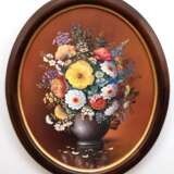 Langer, S. (Stillebenmaler um 1960) "Sommerblumen in Keramikvase", Öl/ Hf., sign. u.r., 60x50 cm, im ovalen Ausschnitt mit Rahmen - photo 1