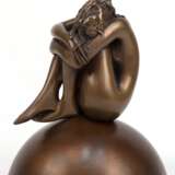 Bruni, Bruno (geb. 1938 Gradara/Italien) "La Felicità", Bronze-Figur lose auf angepaßtem, halbkugelförmigem Sockel sitzend, signiert und nummeriert 213/5000, Ges.-H. 18 cm - фото 1