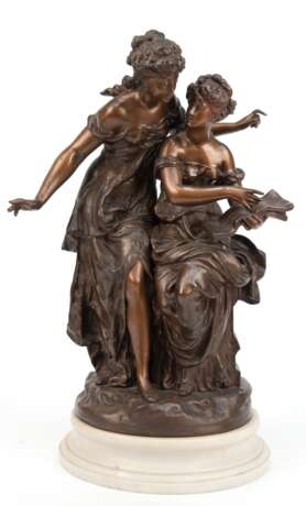 Moreau, M. (Ende 19. Jh.) "Zwei junge Mädchen mit Notenblatt", Bronze, braun patiniert, signiert, H. 44 cm, auf halbrundem gestuftem Alabastersockel, Ges.-H. 50 cm - photo 1