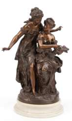 Moreau, M. (Ende 19. Jh.) &quot;Zwei junge Mädchen mit Notenblatt&quot;, Bronze, braun patiniert, signiert, H. 44 cm, auf halbrundem gestuftem Alabastersockel, Ges.-H. 50 cm
