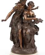 Mathurin Moreau. Moreau, M. (Ende 19. Jh.) &quot;Zwei junge Mädchen mit Notenblatt&quot;, Bronze, braun patiniert, signiert, H. 44 cm, auf halbrundem gestuftem Alabastersockel, Ges.-H. 50 cm