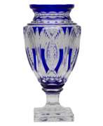 Kristall. Grand vase de forme amphore en cristal color&eacute;. 